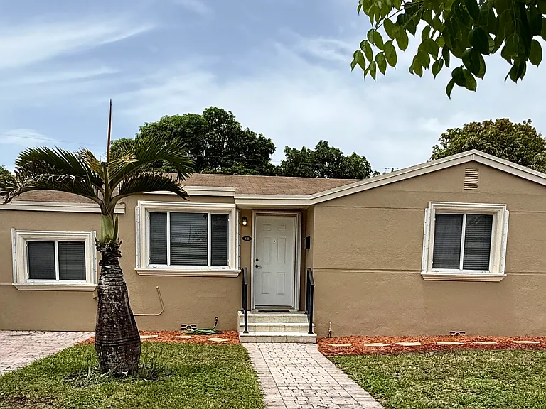 4025 NW 4th St — Photo 1