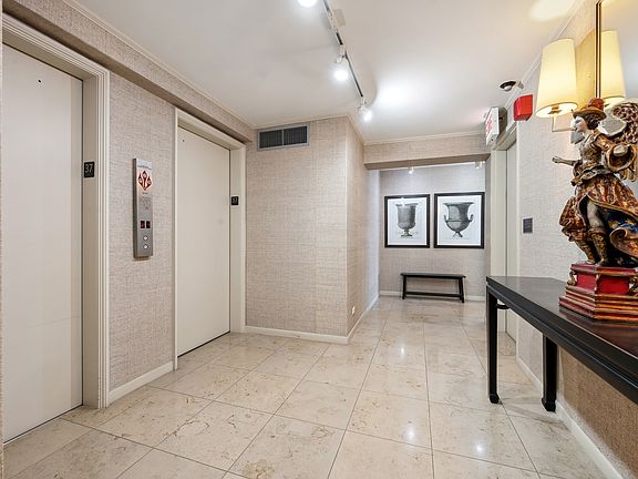 4th image of 1555 N Astor St APT 37W
