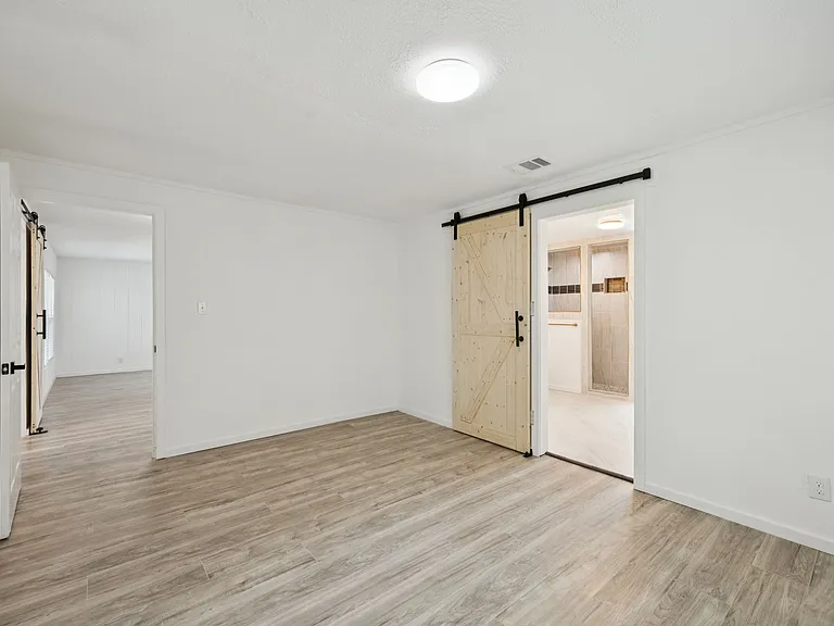 303 N Delphine St — Photo 13