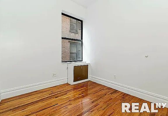 3rd image of 160 Waverly Pl #32