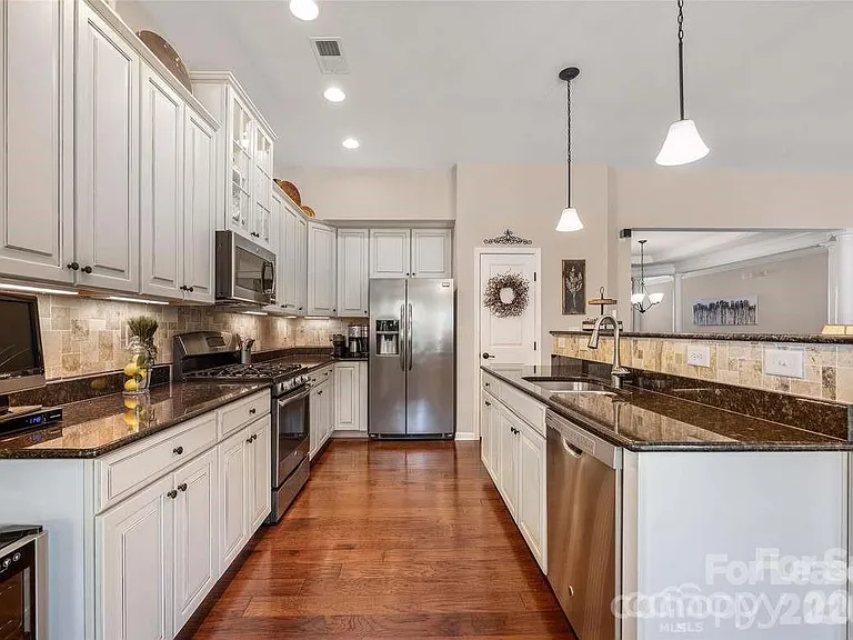 11422 Warfield Ave — Photo 3