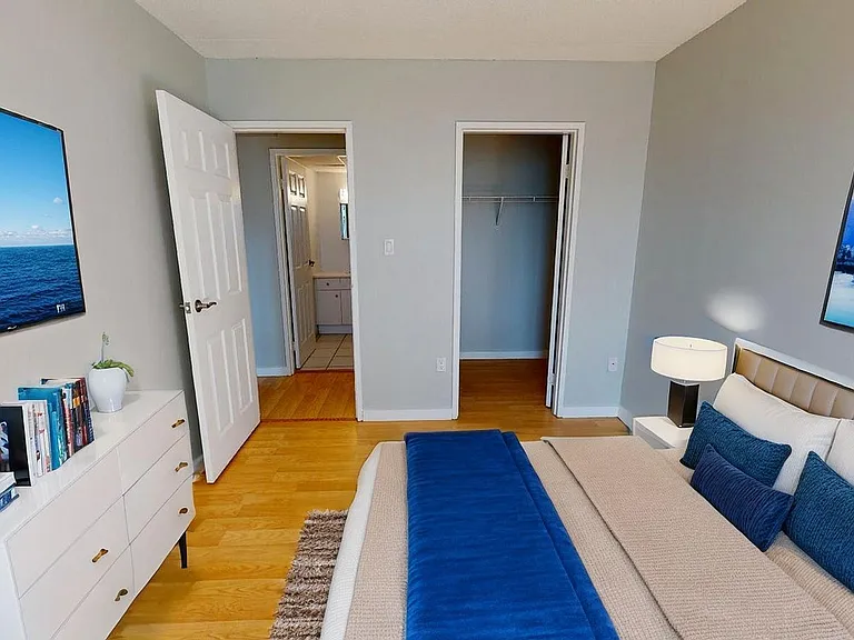 935 Goyeau St #204 — Photo 4