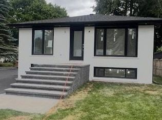 12 Kemano Rd #B, Aurora, ON L4G 2Y1