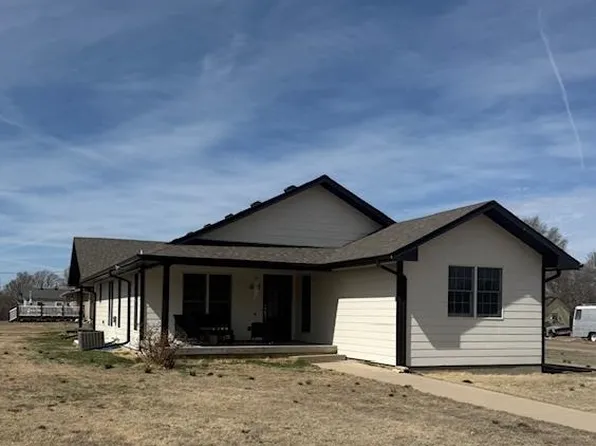 1323 Carroll Ave, Larned, KS 67550