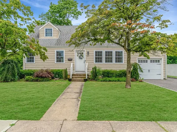21 Starbuck Ct, West Babylon, NY 11704