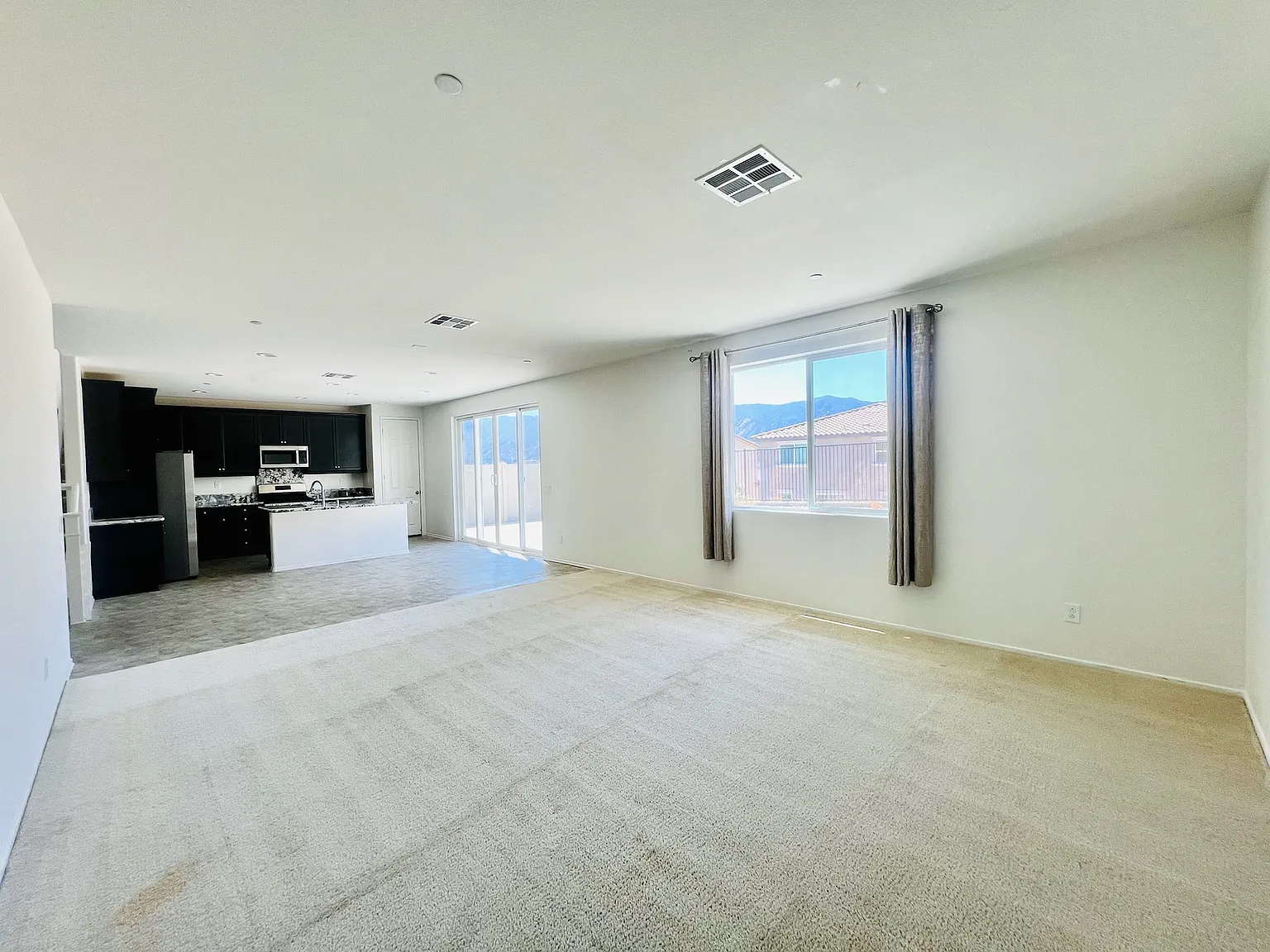 4 bed, 2.5 bath, 2680 sqft, $4,000 — Photo 4