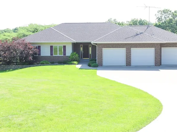2267 Dakota Wood Dr, Pella, IA 50219