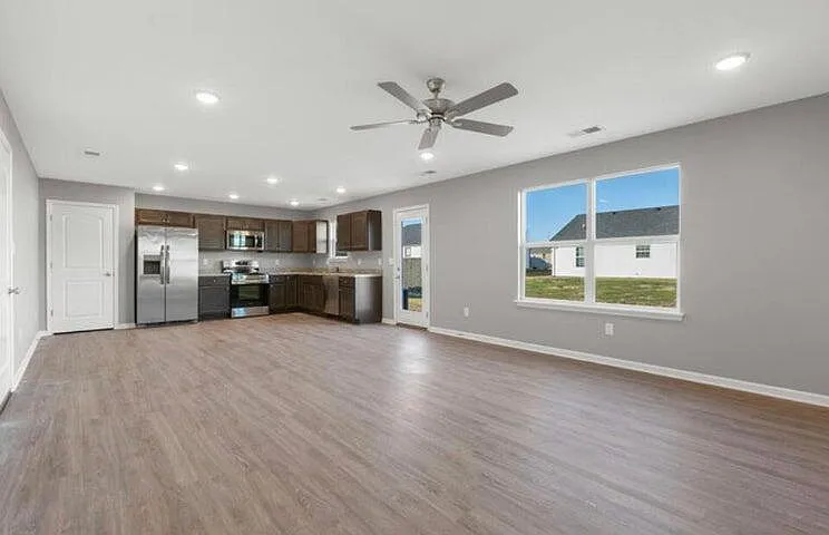 4 bed, 2.5 bath, 1700 sqft, $2,350 — Photo 2