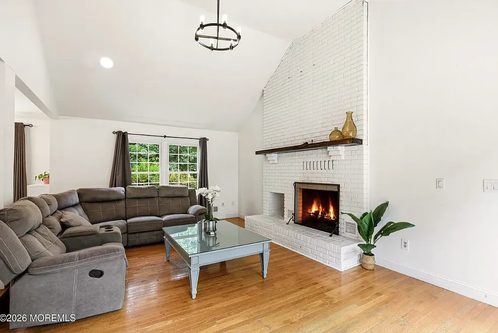4 bed, 2.5 bath, 2494 sqft, $4,500 — Photo 4