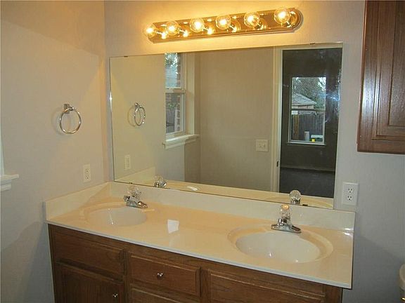 MASTER BATH WITH DUAL VANITY SINKS