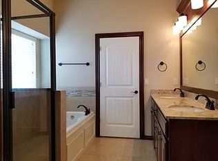 901 Heather Ln, Moore, OK 73160