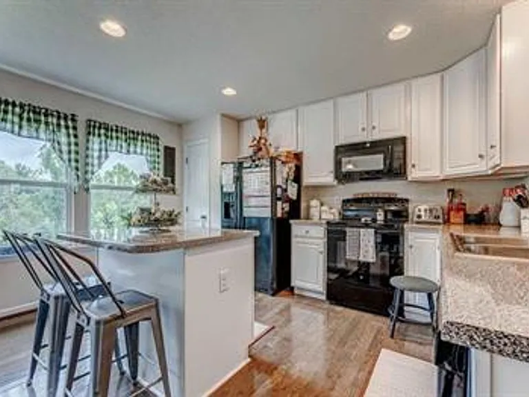 108 Auburn Dr — Photo 4