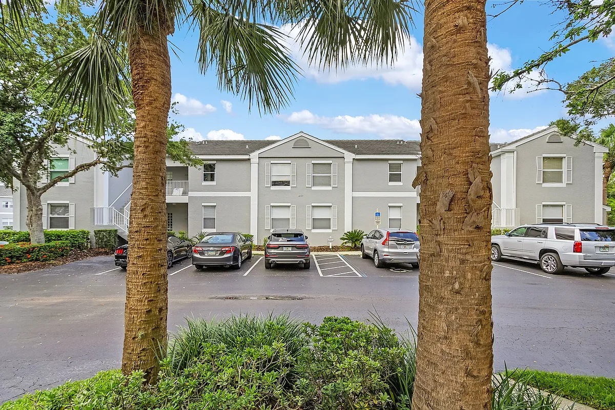 Building Photo - 12131 Summergate Cir #203