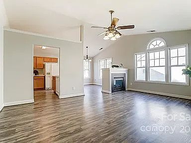 3rd image of 124 Crestwood Dr