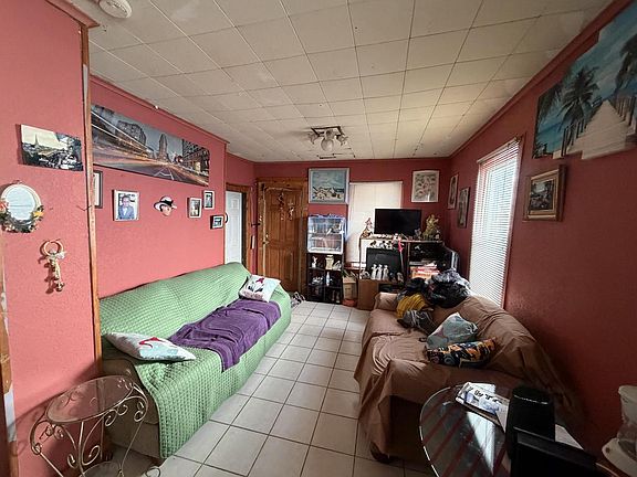 3rd image of 923 Racine STREET