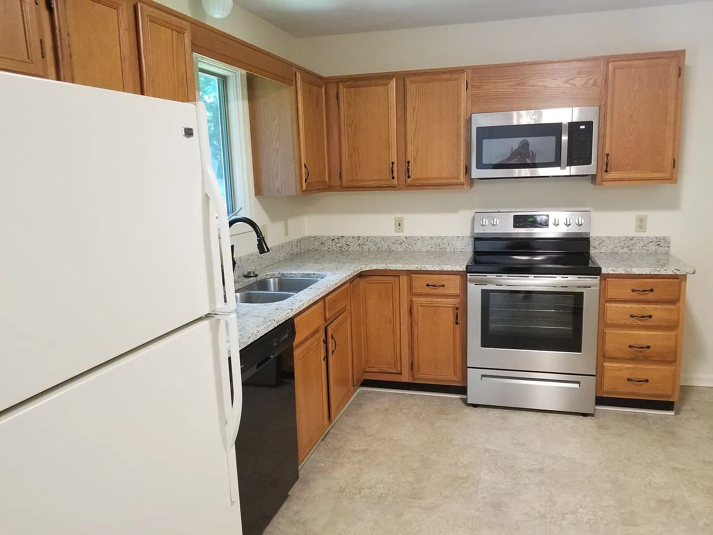 3 Bedroom Single Family House — Photo 2