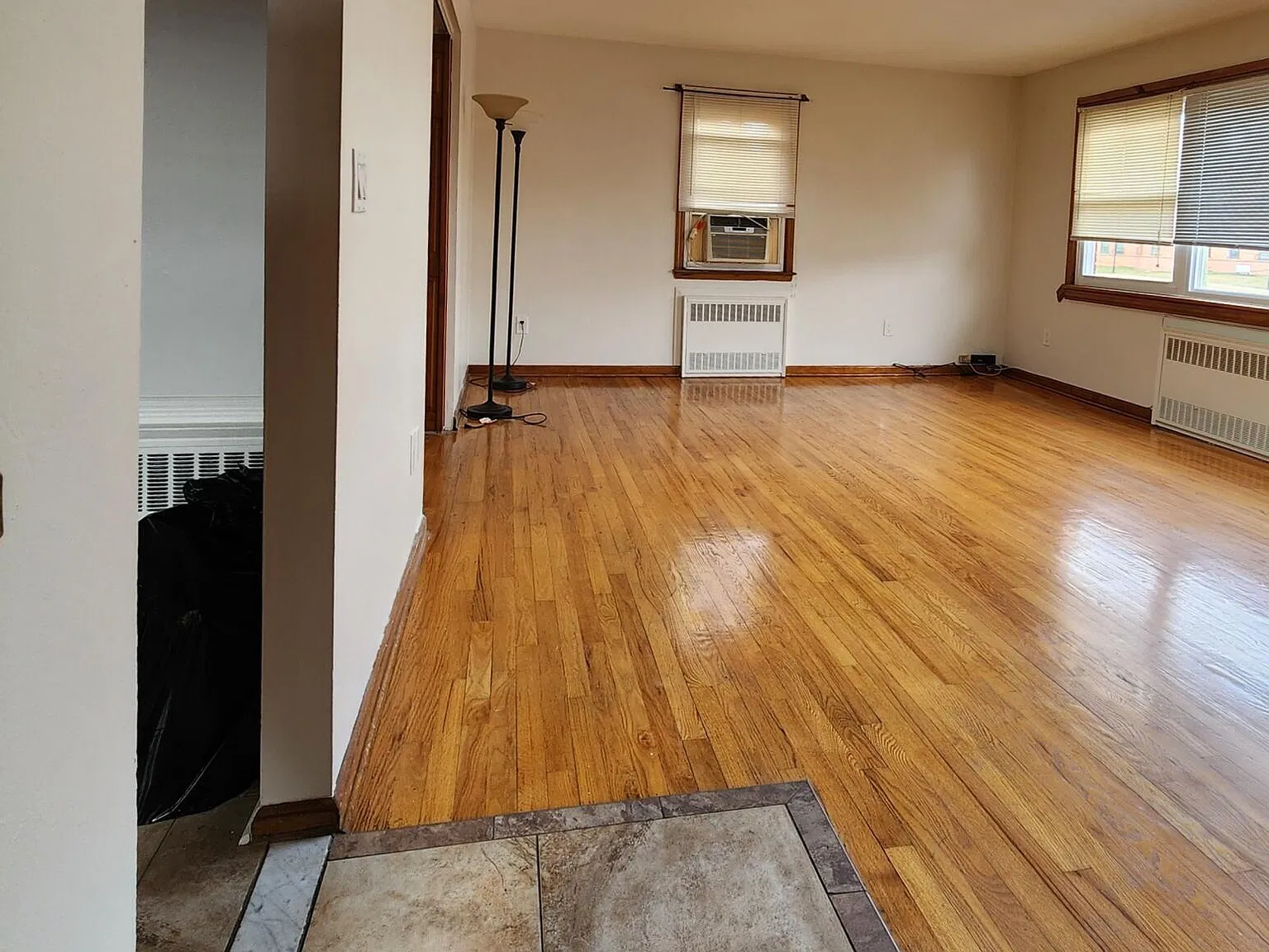 5 bed, 1.0 bath, 2184 sqft, $2,500 — Photo 2
