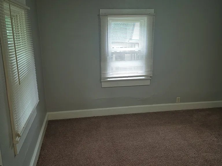 3338 N Kenwood Ave — Photo 18