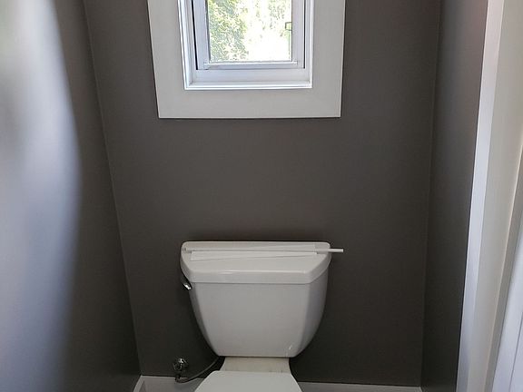 4th image of 98 Leslie Frost Ln