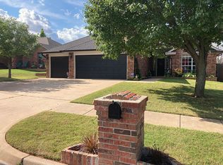 2217 NE 7th St, Moore, OK 73160