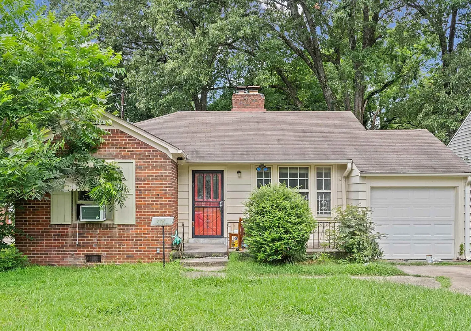 Charming 3-Bedroom Home in Memphis-Spacious & Convenient! — Photo 1