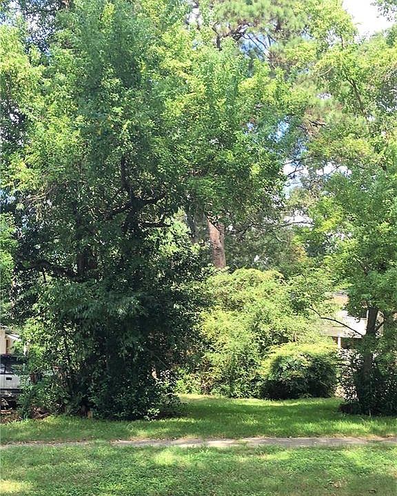 1st image of 640 College St