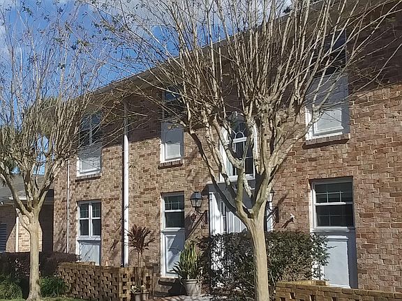 Unit located on secluded dead-in drive