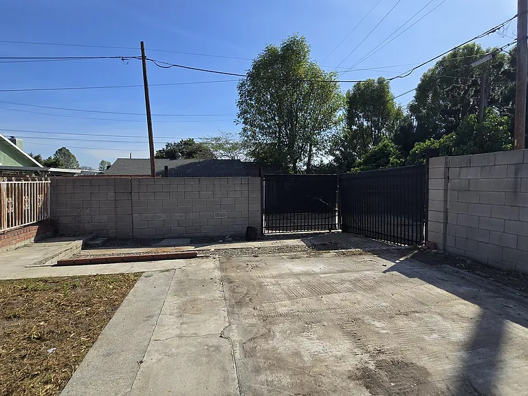 521 N Vermont Ave — Photo 27