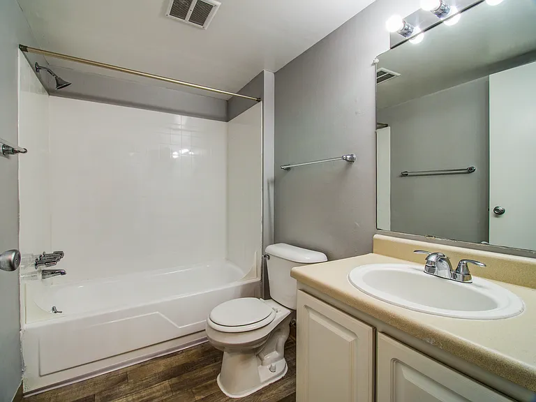 Hillcrest Club Apartments — Photo 7