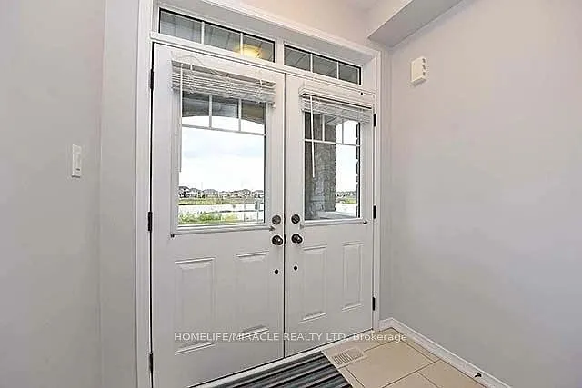 53 Baffin Cres — Photo 2
