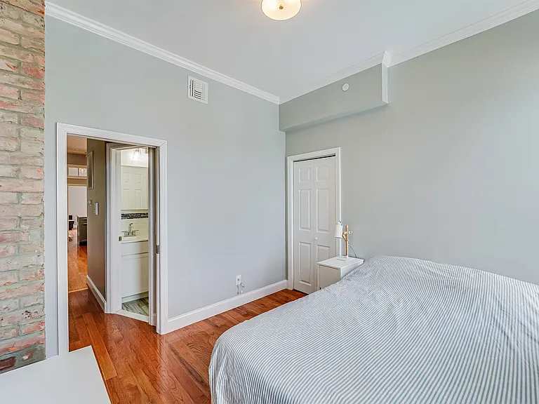 400 Madison St #7 — Photo 15