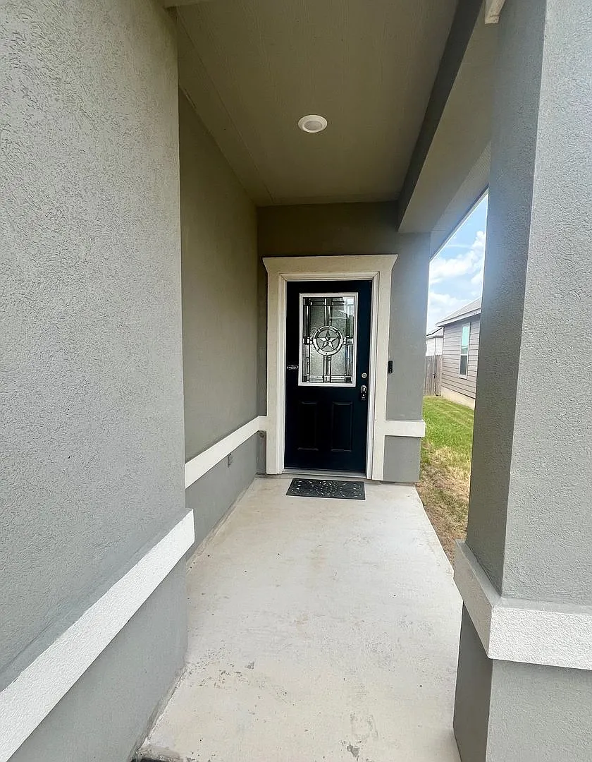 Stop the Car ~ 4/2 Single Story ~ w/ All Appliances Included ~ Solar Panels TOO! — Photo 3