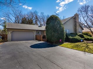 612 Greenbriar Ln, Lindenhurst, IL 60046