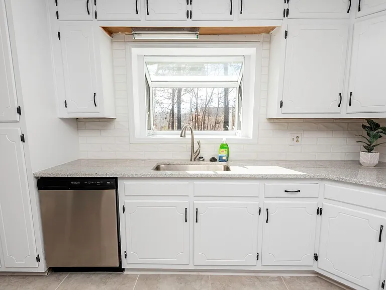 632 Carolyn Ln — Photo 10