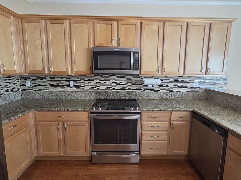 1639 SW Wright Pl — Photo 3