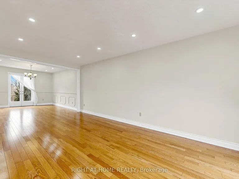86 Howlett Ave — Photo 6