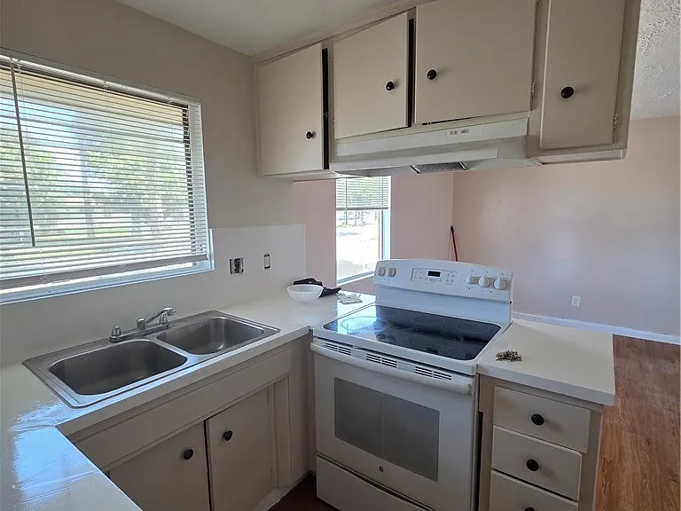 7490 Magnolia Ave #U — Photo 4