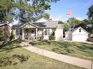 946 N Geyer Rd, Saint Louis, MO 63122