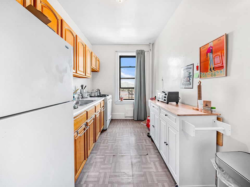 2nd image of 2206 38th St APT 4K