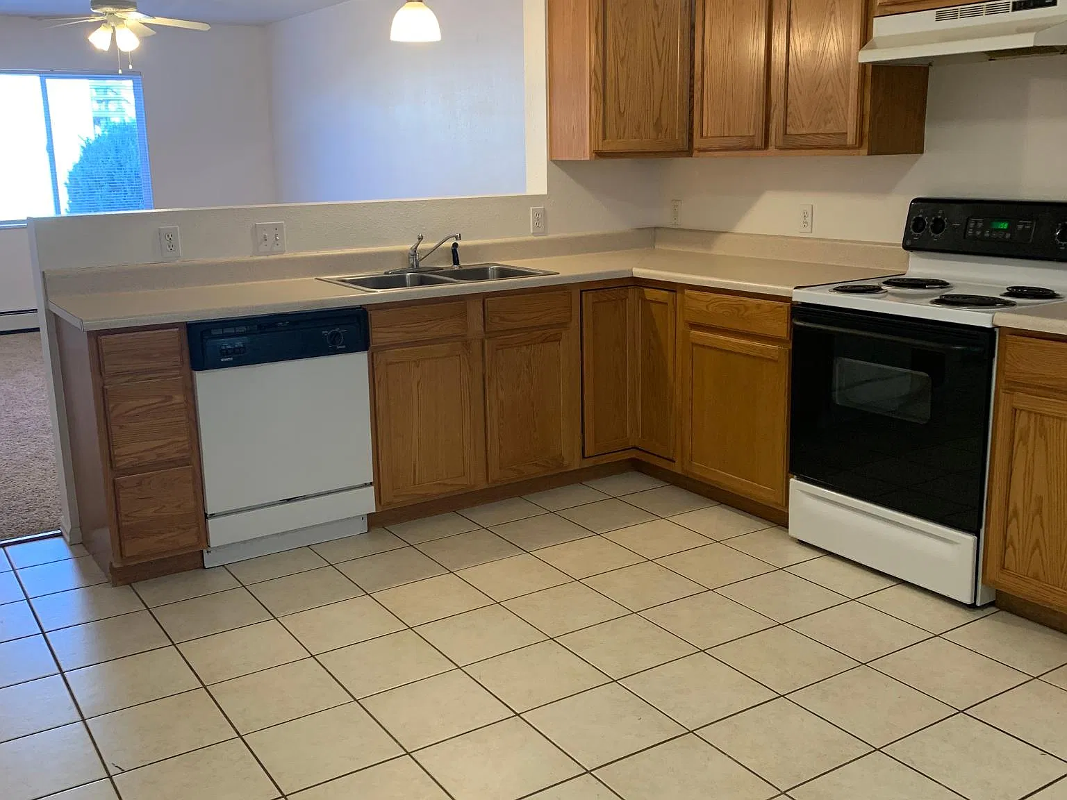 557 1/2 Garfield Dr — Photo 4