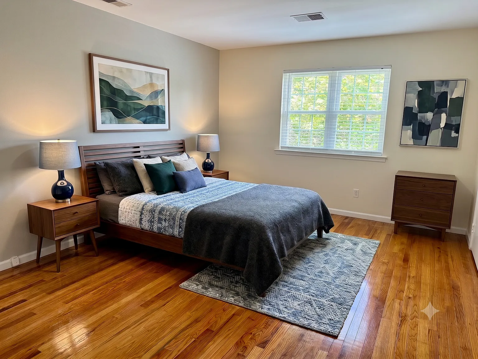 3 bed, 1284 sqft, $4,200 — Photo 4