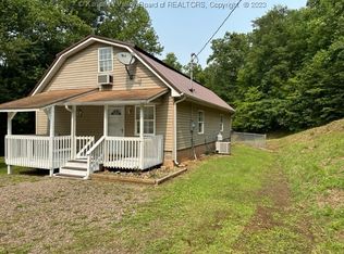 468 Snake Mountain Rd, Hurricane, WV 25526