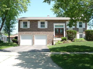 3922 Whispering Trails Dr, Hoffman Estates, IL 60192