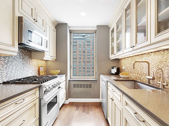 3rd image of 308 E 72nd St APT 8A