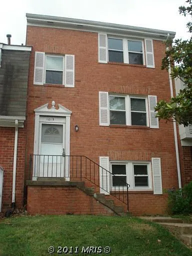 1019 Thomas Jefferson Pl photo 1