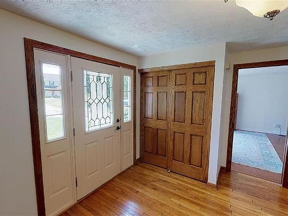 2nd image of 5822 Williamsburg Cir