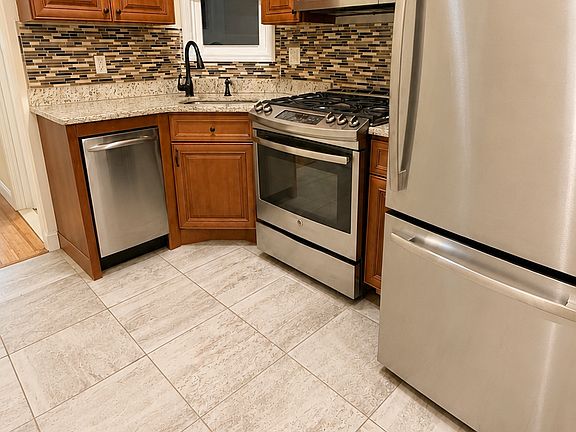 3rd image of 132 Lincoln St APT 1L