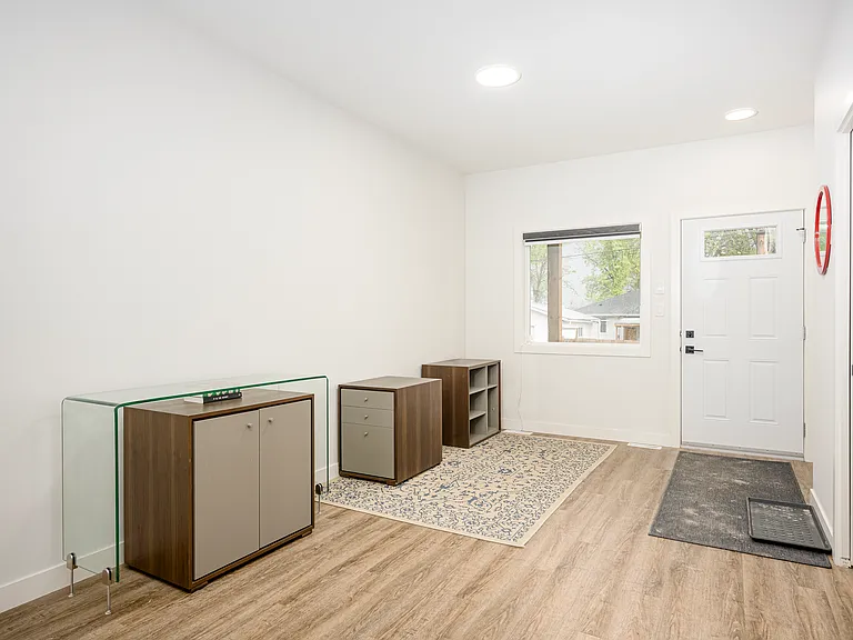 1034 A Clarence Ave — Photo 8