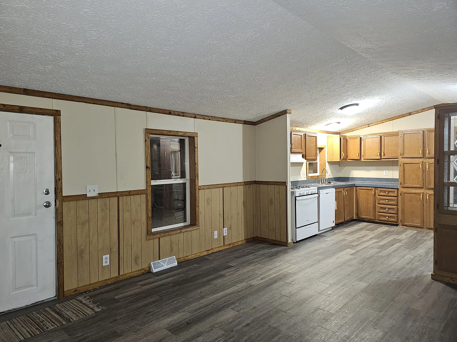 3 bed, 1200 sqft, $1,300 — Photo 1