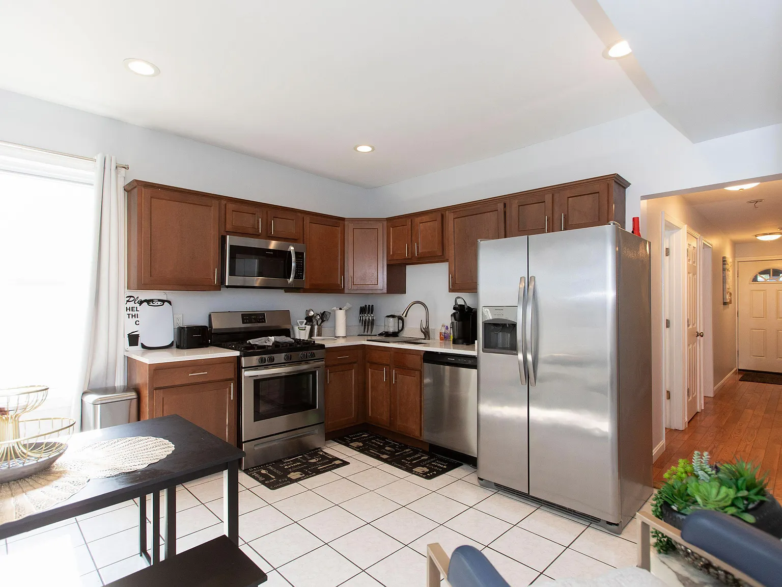 4 bed, 1.0 bath, 1403 sqft, $1,819 — Photo 4